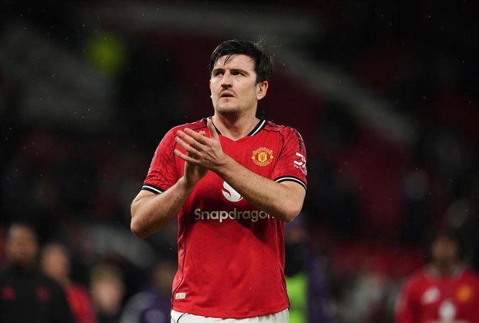 Archivo - El jugador del Manchester United Harry Maguire aplaude a la afición en Old Trafford. 