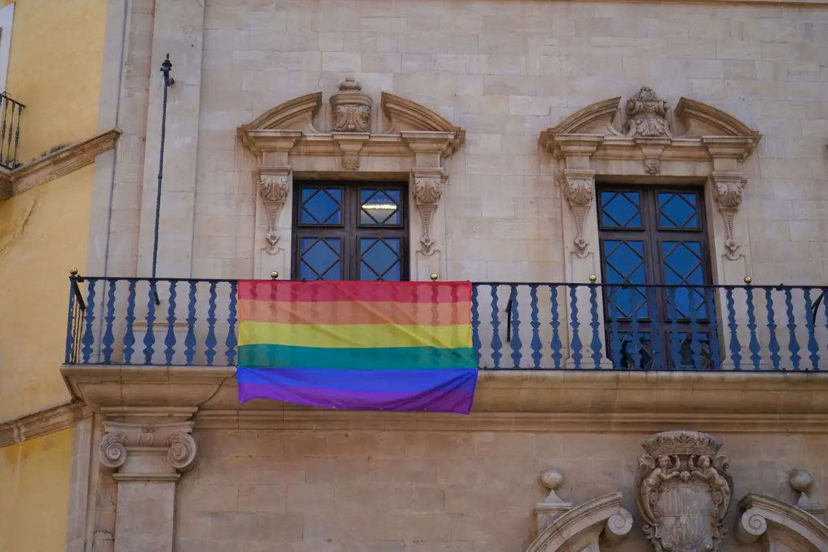 Bandera LGTBI colgada en el Ayuntamiento de Palma.