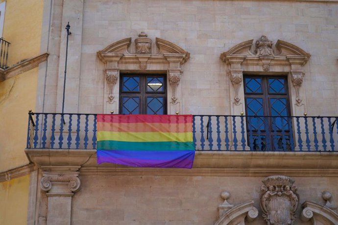 Archivo - Bandera LGTBI colgada en el Ayuntamiento de Palma.