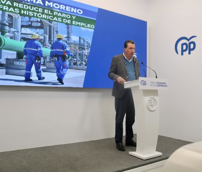 El presidente del PP de Huelva, Manuel Andrés González, este martes en rueda de prensa.