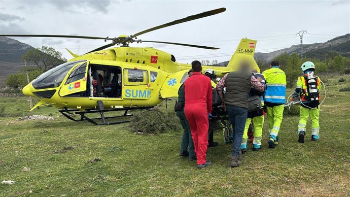 Helicóptero del Summa 112 evacúa a un herido en Miraflores de la Sierra
