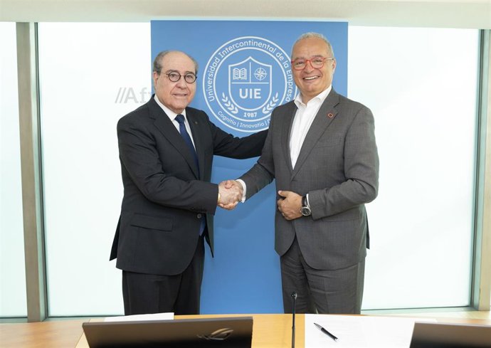 El rector de la UIE, Miguel Ángel Escote y Albert Triola Espigulé, en representación de Oracle en España, firman un acuerdo para que la UIE incorpore formación oficial de Oracle en sus grados y postgrados