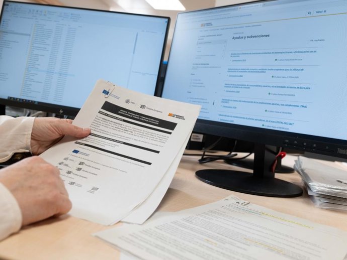 Un empleado público trabaja en una de las oficinas de la Administración autonómica.