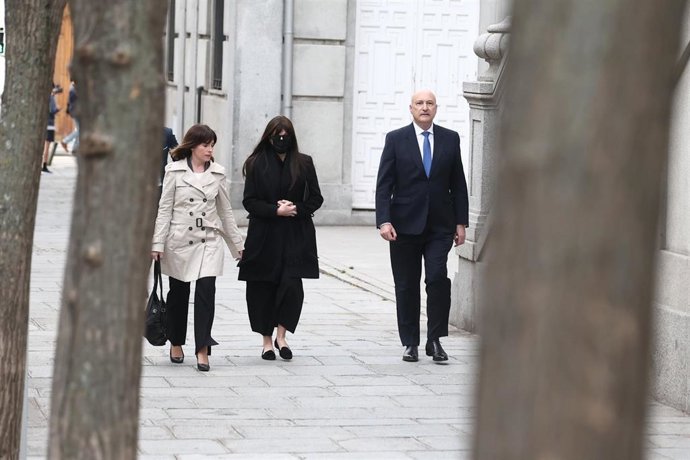 La expareja de José Luis Ábalos, Jéssica Rodríguez (c), a su llegada al Tribunal Supremo a declarar como testigo en el juicio de las mascarillas, a 7 de abril de 2026, en Madrid (España).