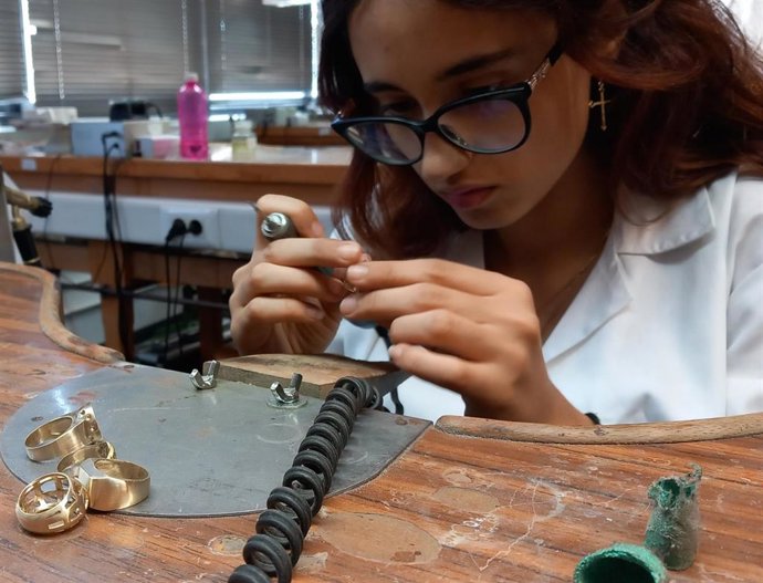 Una alumna de la Escuela de Joyería del SAE en Córdoba.
