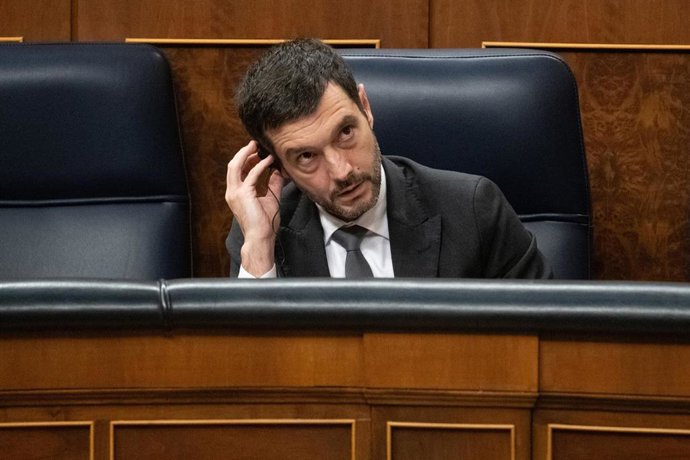 Archivo - El ministro de Consumo, Pablo Bustinduy, durante una sesión plenaria en el Congreso, a 11 de diciembre de 2025, en Madrid (España). 
