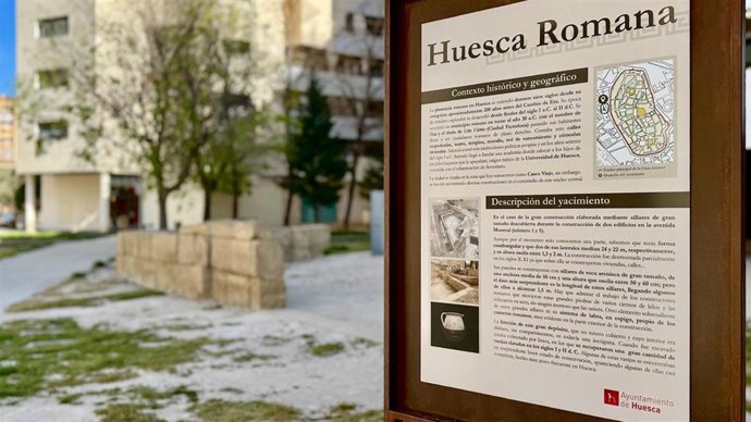 Los restos corresponden a una gran construcción romana elaborada mediante sillares de roca arenisca de gran tamaño.