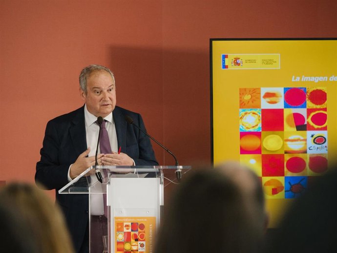 El ministro de Industria y Turismo, Jordi Hereu, ha presentado este martes el libro 'La imagen de España a través de sus carteles turísticos'.