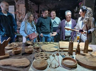 Visita al taller de Antonio Jesús Puertas, artesano de la madera de olivo.