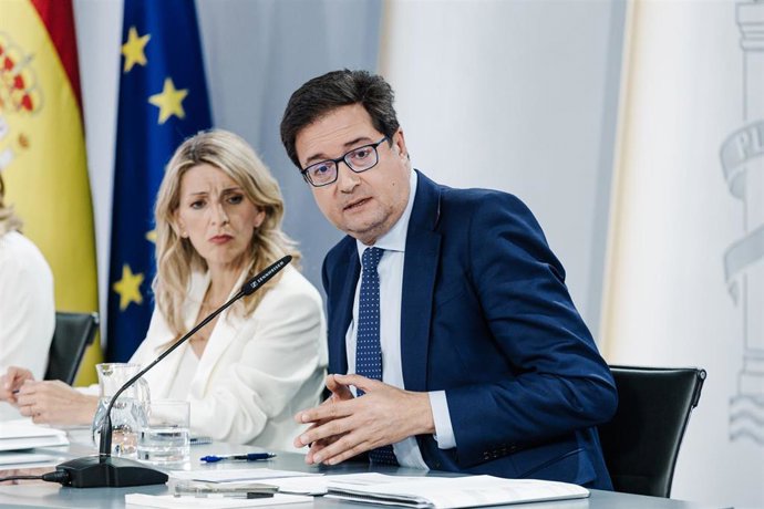 Archivo - La vicepresidenta segunda y ministra de Trabajo y Economía Social, Yolanda Díaz, y el ministro para la Transformación Digital y de la Función Pública, Óscar López.
