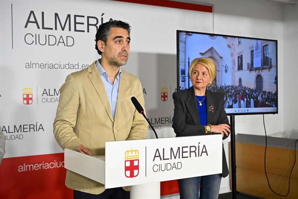 El concejal de Turismo del Ayuntamiento de Almería, Joaquín Pérez de la Blanca, junto con la concejal de Urbanismo, Eloísa Cabrera.
