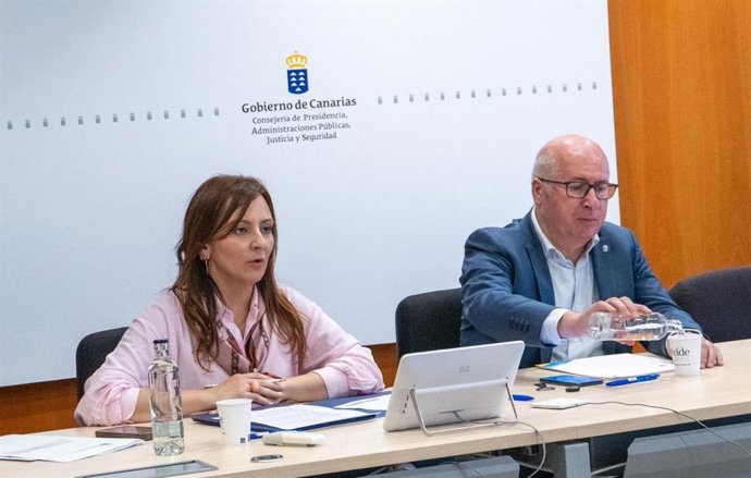 La consejera Nieves Lady Barreto, y el viceconsejero de Justicia Césareo Rodríguez