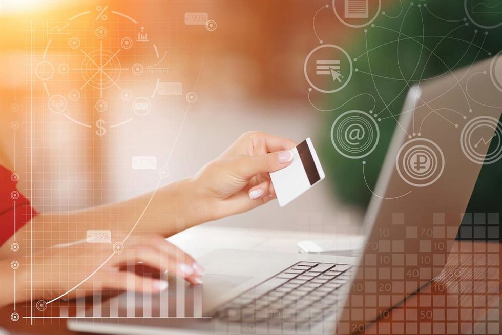 Archivo - Hands holding credit card and using laptop. Female hands making online payment. Purchase and Buy online. Online shopping. Business infographic