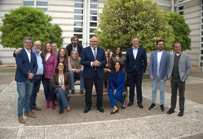 Manolo Torralbo (centro), con su equipo.