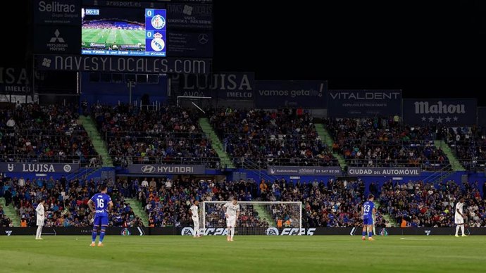 Los jugadores del Real Madrid y el Getafe CF paran unos segundos en protesta por el partido de Miami
