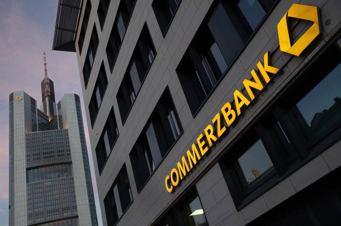 Archivo - FILED - 13 February 2022, Hessen, Frankfurt: The lettering "Commerzbank" and the logo can be seen on a bank branch in Frankfurt. Photo: Sebastian Christoph Gollnow/dpa