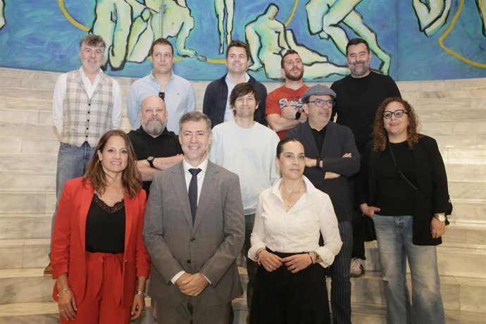 Foto de familia de autoridades y cocineros participantes en 'Las Cinco Cantabrias on tour'