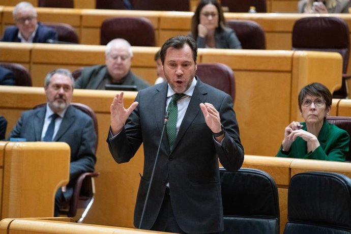 Archivo - El ministro de Transportes y Movilidad Sostenible, Óscar Puente, durante una sesión plenaria en el Senado, a 17 de febrero de 2026, en Madrid (España). 
