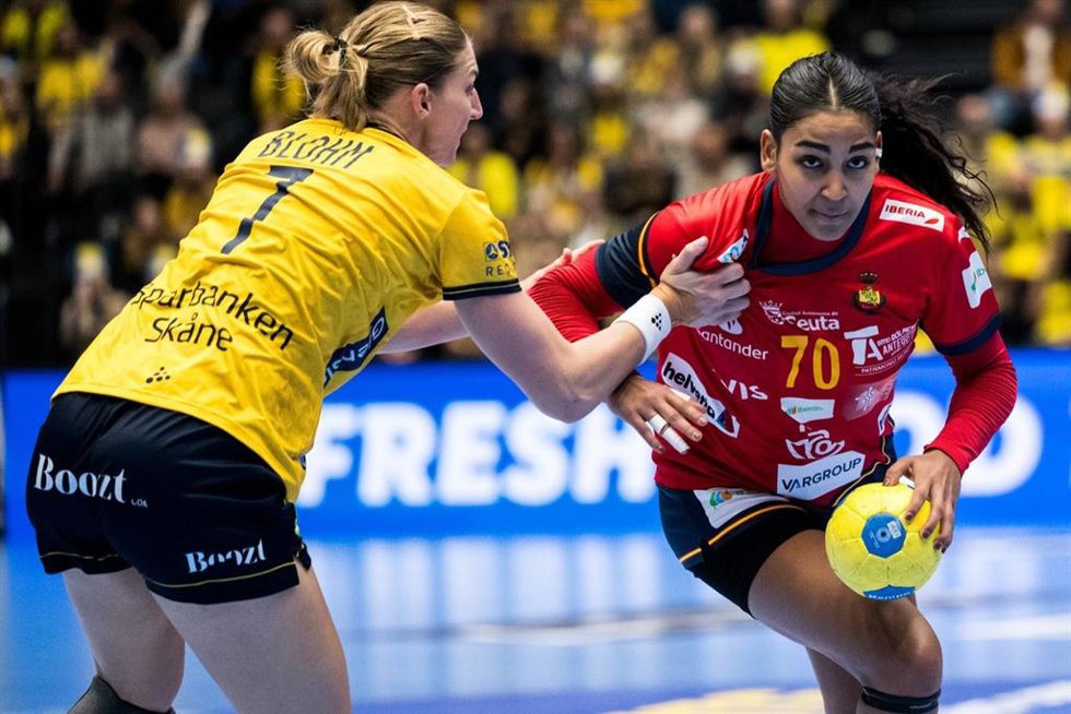 Archivo - Carmen Arroyo, en un partido con la selección española de balonmano.