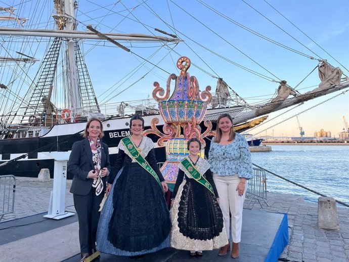 Las concejalas de Fiestas y Turismo junto a las Reinas de las fiestas de la Magdalena