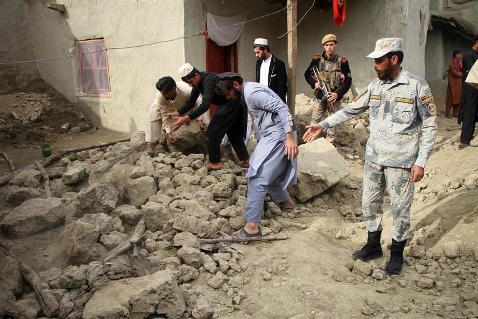 Archivo - Miembros de las fuerzas de seguridad afganas inspeccionan una casa de adobe derrumbada en el distrito de Kot, en la provincia de Nangarhar (Afganistán), en 2020.