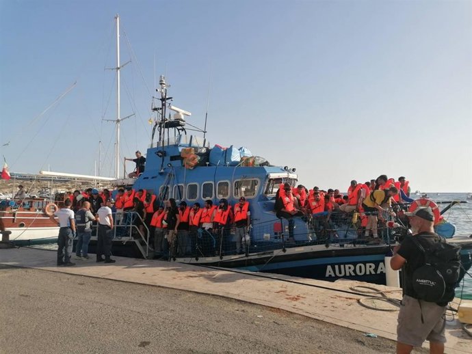 Archivo - Desembarco de migrantes rescatados por el barco 'Aurora', de la ONG Sea-Watch