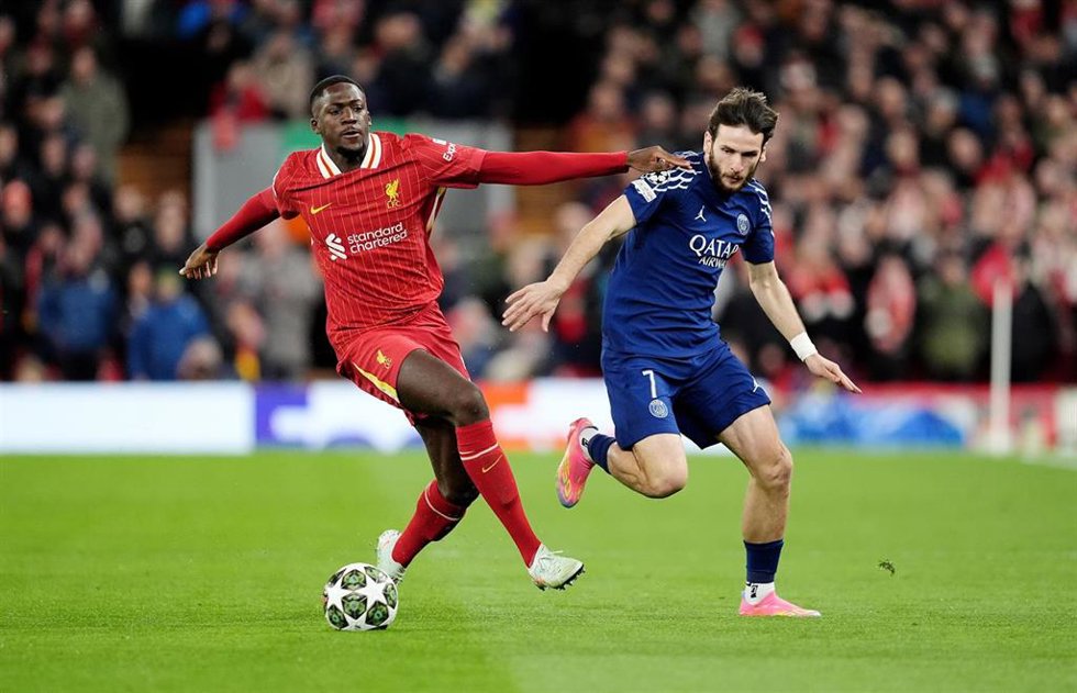 Archivo - El jugador del Paris Saint-Germain Khvicha Kvaratskhelia (derecha) intenta regatear al defensa del Liverpool Ibrahima Konaté en la Champions League 2024-25.