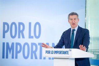 Archivo - El presidente del Partido Popular, Alberto Núñez Feijóo, interviene durante un acto tras el comité de dirección nacional del PP, en el Hotel Grand Marina, a 12 de enero de 2026, en Barcelona.