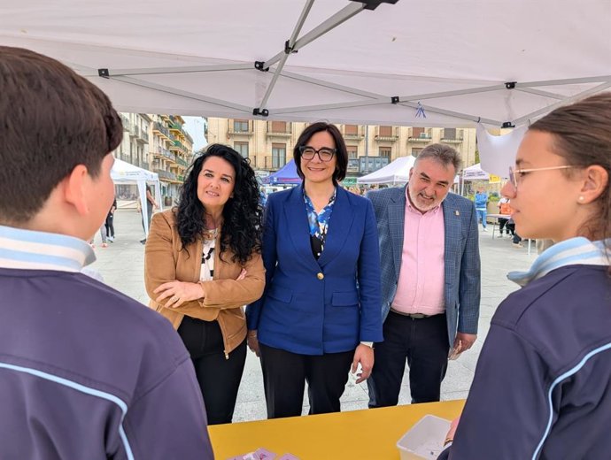 La delegada de Desarrollo Educativo de la Junta en Granada, María José Martín, ha asistido a la presentación de la programación oficial de este proyecto junto al alcalde de Sante Fe, Juan Cobo, y la directora de la Unidad de Gestión Clínica de Santa Fe.