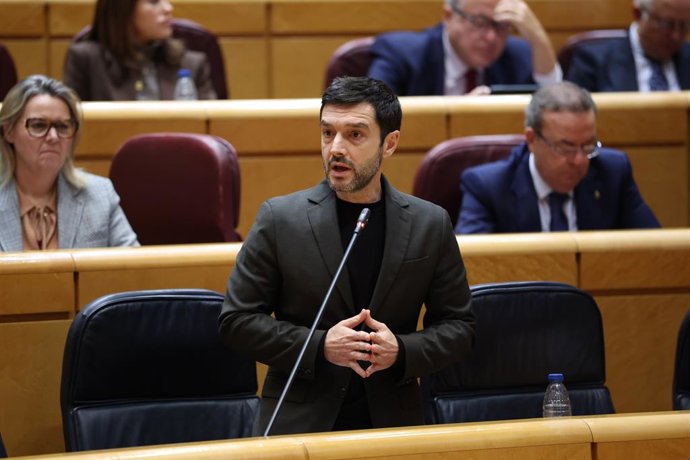Archivo - El ministro de Derechos Sociales, Consumo y Agenda 2030, Pablo Bustinduy, interviene durante una sesión plenaria en el Senado, a 3 de febrero de 2026, en Madrid (España). Esta tarde el Senado aborda, entre otros temas, Mercosur, el caos ferrovia