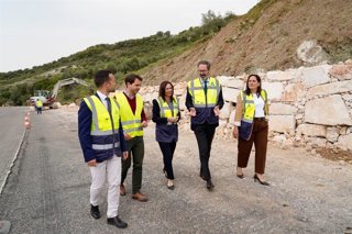 Rocío Díaz (centro), durante la visita a las obras de emergencia de la A-339 en Cabra.