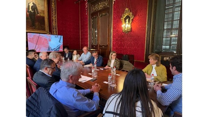 Imagen de la reunión de constitución del grupo de trabajo para el futuro parque natural en Sant Sadurní d'Osormort (Barcelona).