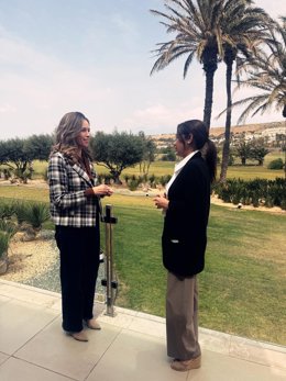 La concejal de Turismo del Ayuntamiento de El Ejido, María Herminia Padial, conversa durante un encuentro en El Ejido (Almería).