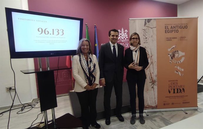 El alcalde de Córdoba, José María Bellido, y la directora nacional de Eulen Art, Felicia Galindo, junto a la delegada de Cultura, Isabel Albás, presentan datos de la exposición 'El Despertar a la vida. Infancia y adolescencia en el Antiguo Egipto'.
