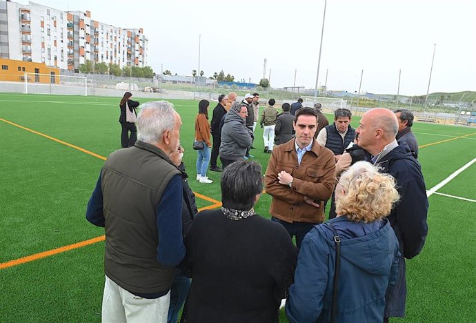El teniente de alcaldesa de Coordinación de Servicios Públicos en el Ayuntamiento de Jerez de la Frontera (Cádiz), Jaime Espinar, y el delegado municipal de Deportes, Tomás Sampalo, en una visita al campo de fútbol de San Telmo