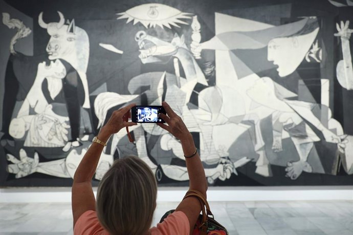 Archivo - Una mujer fotografía la obra de Picasso 'Guernica' durante la presentación de los actos conmemorativos del Año Picasso, en el Museo Reina Sofía, a 12 de septiembre de 2022, en Madrid (España). El Año Picasso, que continuará durante todo 2023,  c