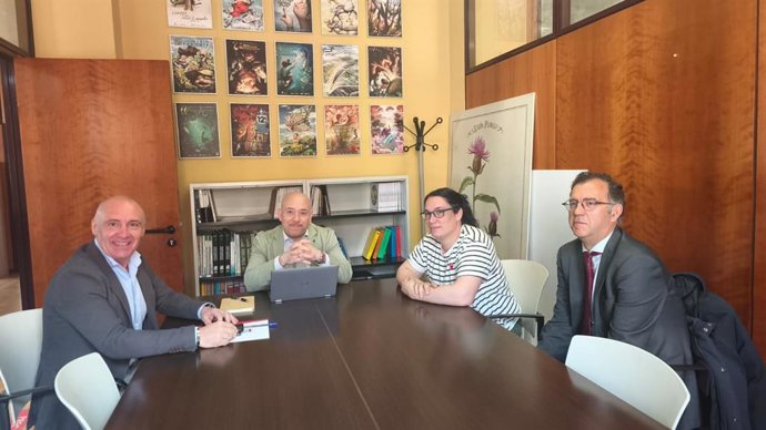 Reunión entre el concejal de Medio Ambiente y Sostenibilidad del Ayuntamiento de Gijón, Rodrigo Pintueles, y el edil de Atención a la Ciudadanía y Distritos, Abel Junquera, con representantes vecinales de Cabueñes.