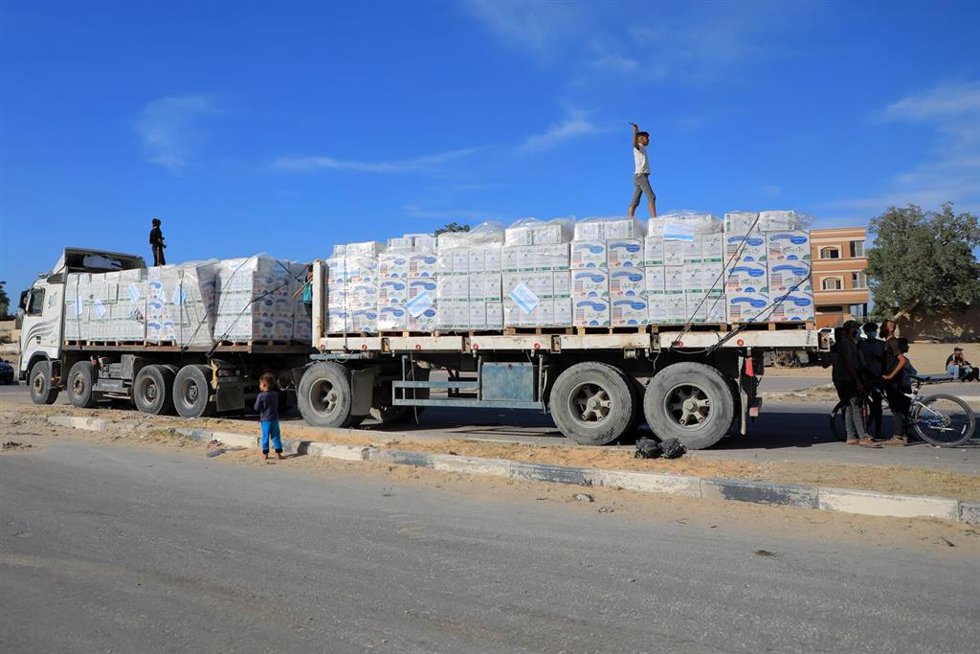 Archivo - Un camión cargado de ayuda humanitaria llega a un almacén de la Agencia de las Naciones Unidas para los Refugiados de Palestina en Oriente Próximo (UNRWA) en la ciudad de Jan Yunis, al sur de la Franja de Gaza.