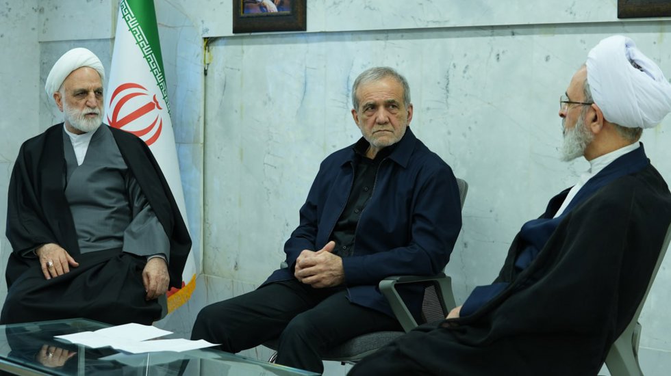 El presidente iraní, Masoud Pezeshkian (C), el jefe judicial Gholamhossein Mohseni Ejei (izqda), y el miembro del Consejo Guardián ayatolá Alireza Arafi (der.), durante una sesión del Consejo de Líderes Interno de Irán. 