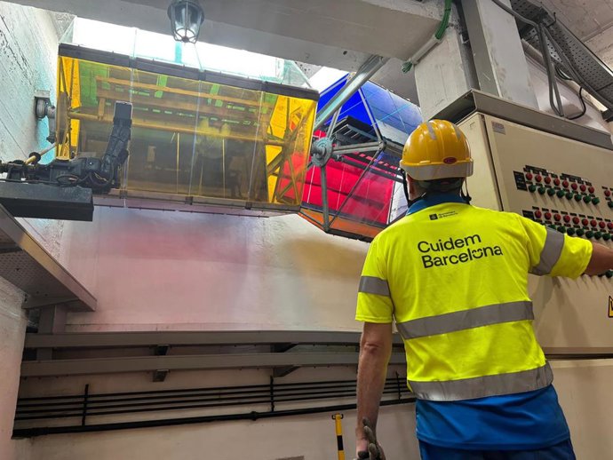 Archivo - Operario trabajando en la Font Màgica de Montjuïc de Barcelona