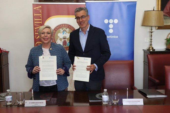 La rectora de la US, Carmen Vargas, y el director del Territorio Sur de Telefónica España, Joaquín Segovia, formalizan la renovación de la Cátedra Telefónica denominada 'Inteligencia en la Red'.