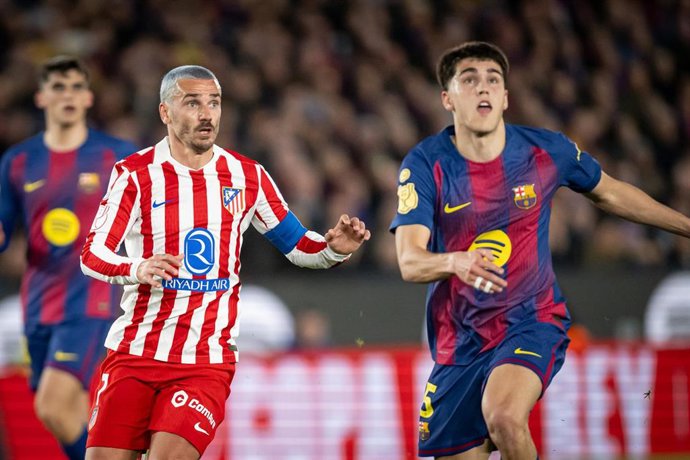 Archivo - Antoine Griezmann y Pau Cubarsí pelean por un balón.