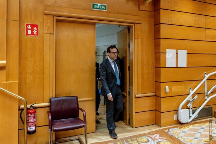 El vicepresidente primero y ministro de Economía, Comercio y Empresa, Carlos Cuerpo, a su llegada a una sesión de control al Gobierno, en el Senado, a 7 de abril de 2026, en Madrid (España). 