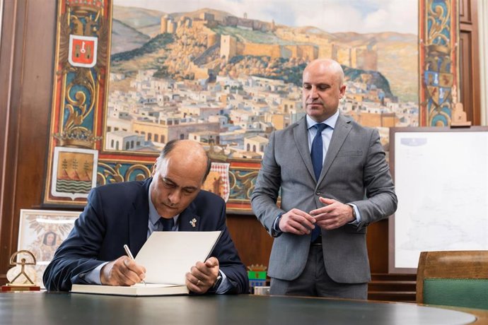 El embajador de Argentina en España, Wenceslao Bunge, firma en el Libro de Honor de la Diputación de Almería, ante el presidente de la institución, José Antonio García Alcaina.