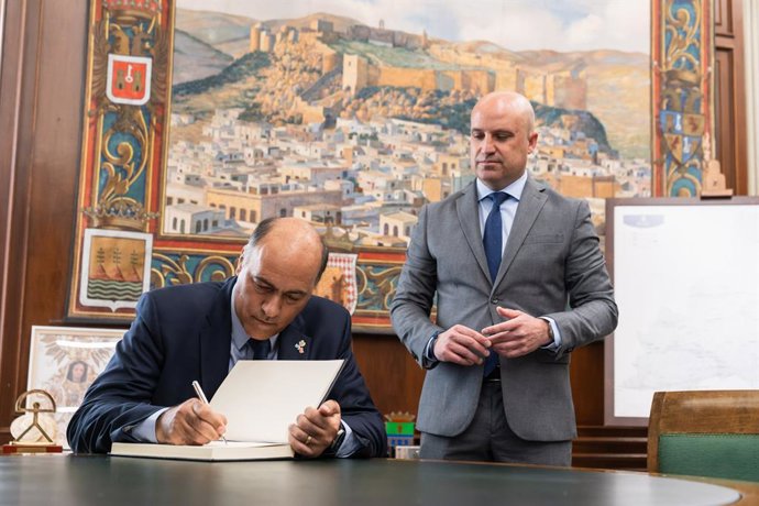 El embajador de Argentina en España, Wenceslao Bunge, firma en el Libro de Honor de la Diputación de Almería, ante el presidente de la institución, José Antonio García Alcaina.