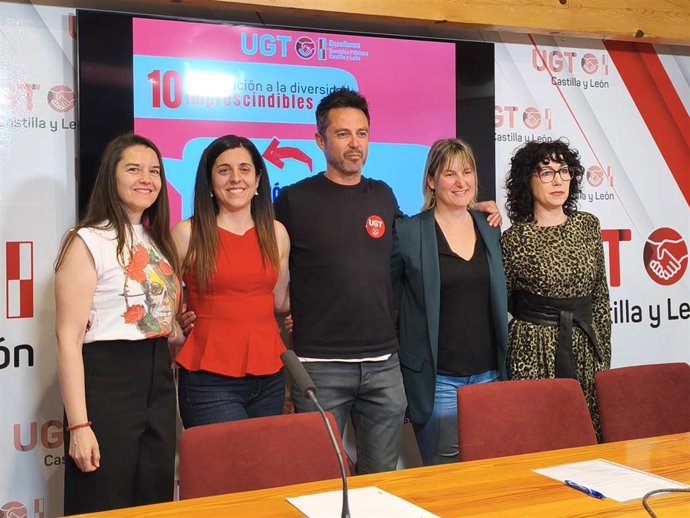 De izquierda a derecha, la presidenta de Amalcyl, la responsable de Enseñanza Pública de UGT, el secretario general de Enseñanza de UGT, la expresidenta y miembro de la Asociación de Profesorado de Servicios a la Comunidad y la presidenta de Amalcyl.