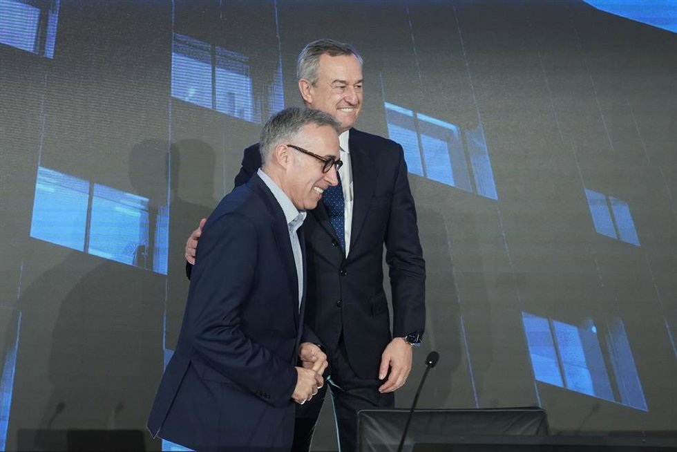 Archivo - El hasta ahora CEO del Banco Sabadell, César Gónzalez-Bueno (d), y su futuro sustituto en el cargo, Marc Armengol (i), durante una rueda de prensa para presentar los resultados de la entidad, en la sede del Banco Sabadell, a 6 de febrero de 2026