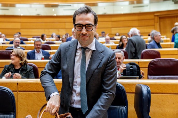 El vicepresidente primero y ministro de Economía, Comercio y Empresa, Carlos Cuerpo, a su llegada a una sesión de control al Gobierno, en el Senado, a 7 de abril de 2026, en Madrid (España). Cuerpo se estrena hoy como vicepresidente en la sesión de contro