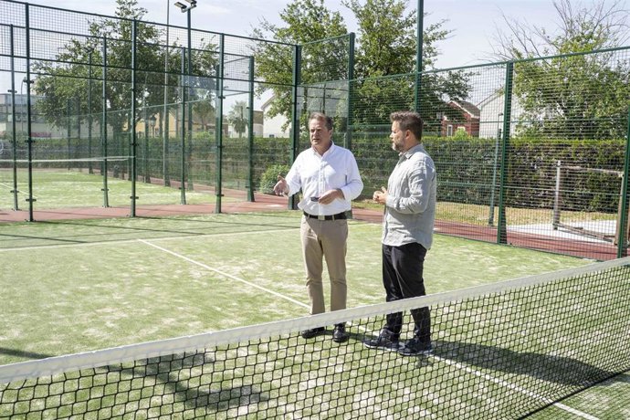 El alcalde, Antonio Conde, y el concejal delegado de Deportes, José Luis Girón, durante una visita a las nuevas instalaciones celebrada el lunes, 6 de abril.