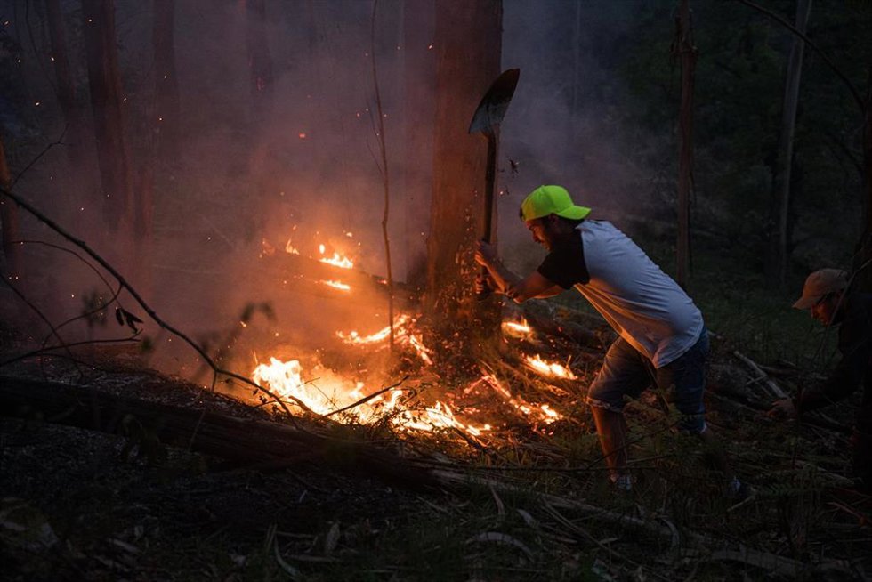 Varias personas intentan sofocar el fuego en el incendio forestal en el monte Galleiro, a 6 de abril de 2026, en Ribadetea, Ponteareas, Pontevedra, Galicia (España). El incendio de monte Galleiro comenzó a las 14:47 horas en la parroquia de Ribadetea, en 